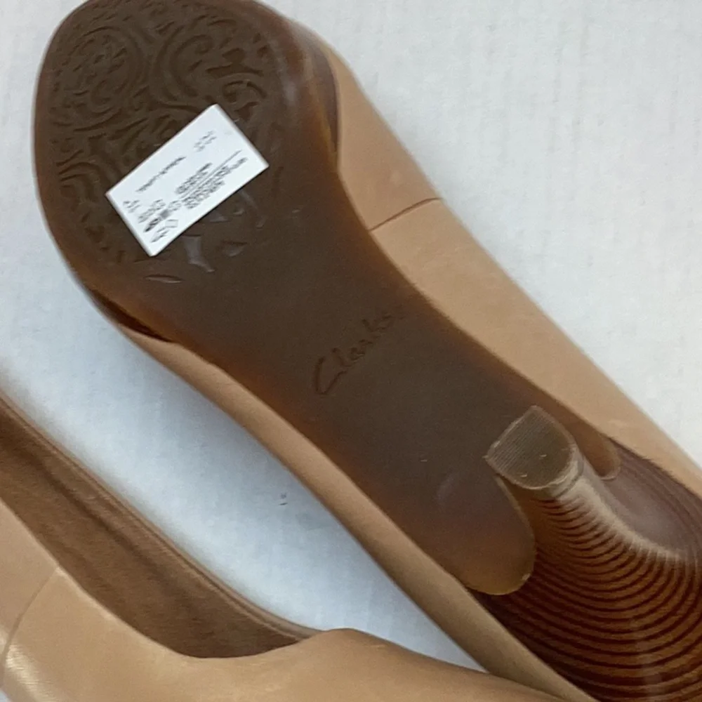 Clarks NWOT Tempt Appeal Women’s size 10 Platform Heels in Nude Leather